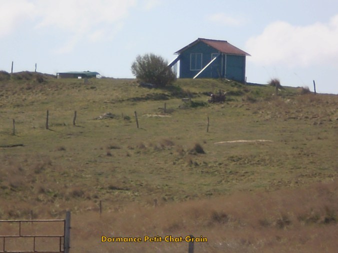 La maison bleue en haut de la colline 